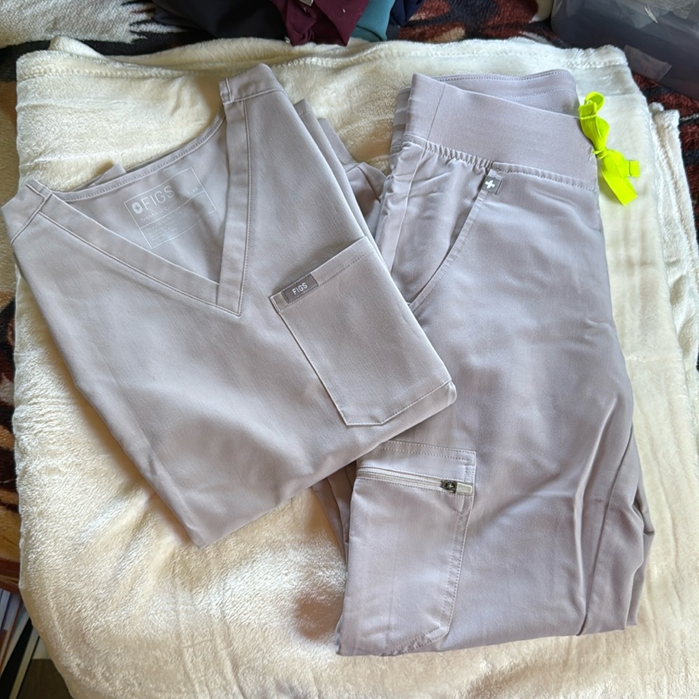 SET! Figs caterina top in XS & Zamora joggers in XXS.